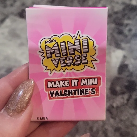 Miniverse Make It Mini Valentine's Lollipop Hearts Bouquet - Picture 2 of 3